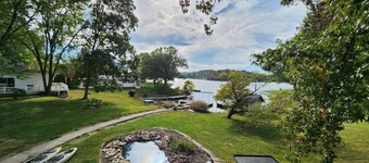 Relaxing lake front home with beautiful view on the lake, sleeps 7.