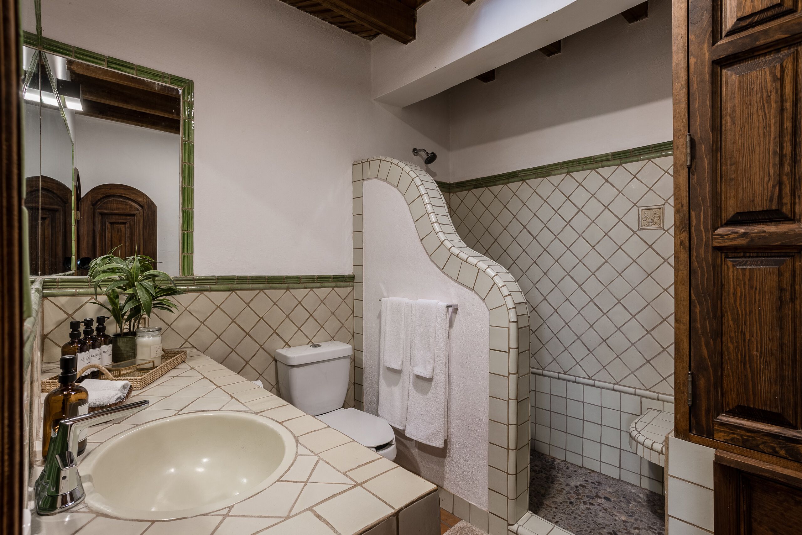 Suihku, hiustenkuivaaja, pyyhkeet, saippua