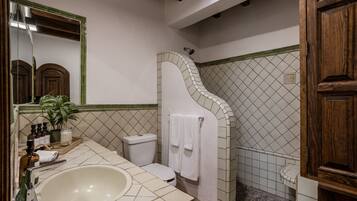 Suihku, hiustenkuivaaja, pyyhkeet, saippua