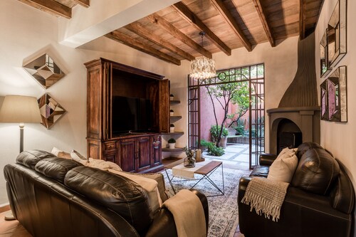 3BR Home with Rooftop & Garage in Centro