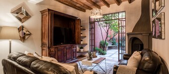 3BR Home with Rooftop & Garage in Centro