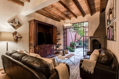 3BR Home with Rooftop & Garage in Centro