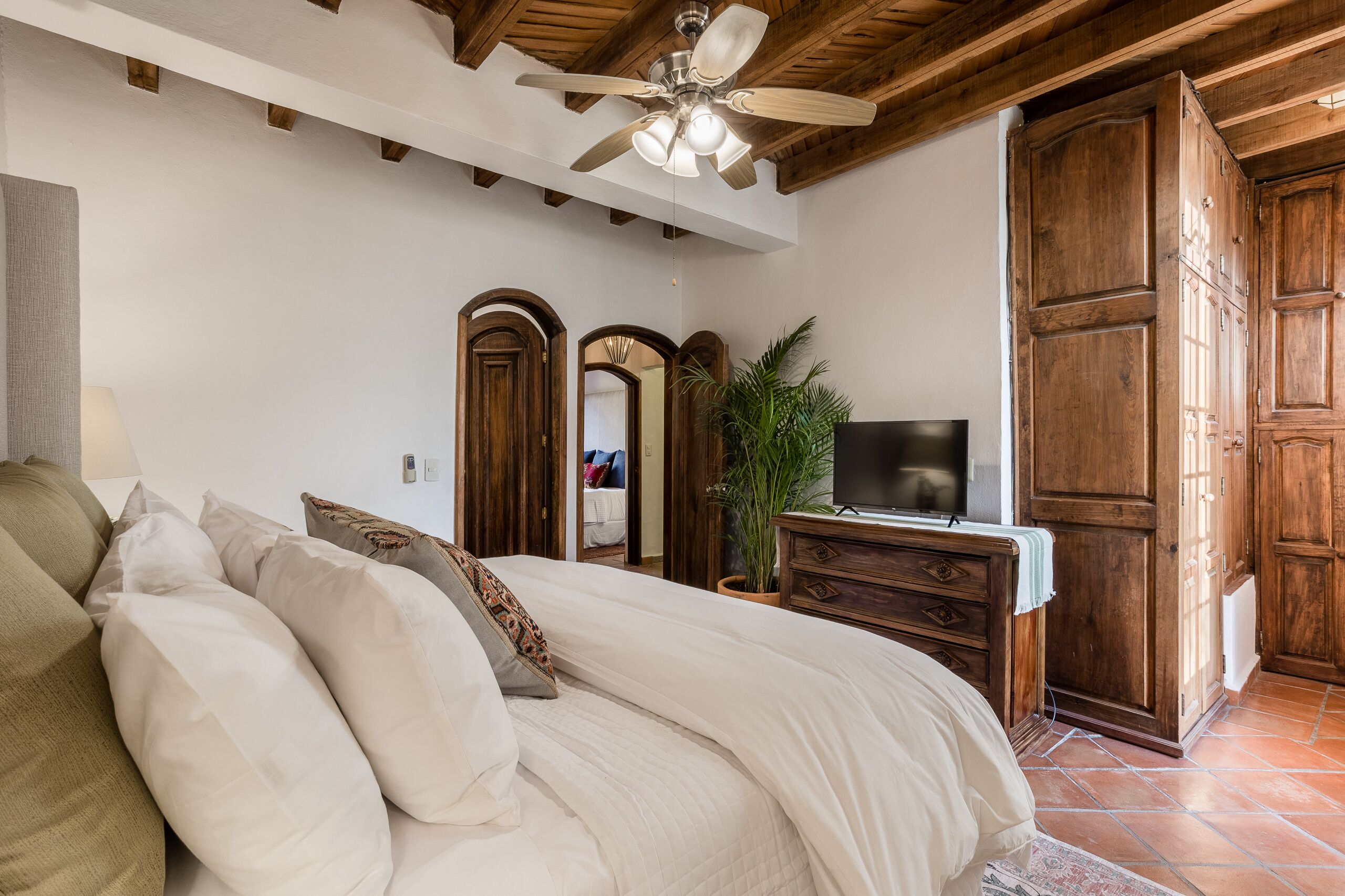 3 makuuhuonetta, ylelliset vuodevaatteet