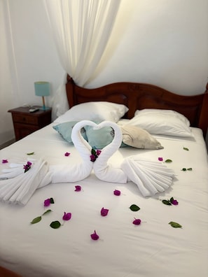 3 bedrooms, iron/ironing board, internet, bed sheets