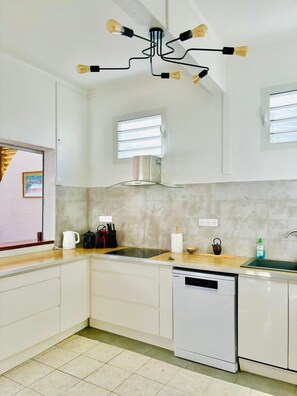 Fridge, microwave, oven, dishwasher - To complete (Le Diamant)