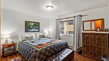 2 habitaciones, escritorio y tabla de planchar con plancha