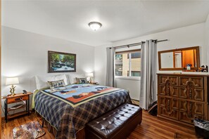 2 bedrooms, desk, iron/ironing board, travel crib