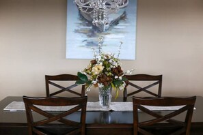 Dining - Cozy & Classic Downtown Lexington Getaway (Lexington)