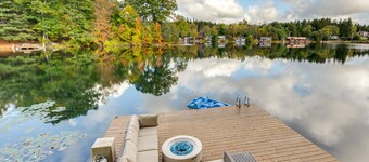 Horseshoe Lake Vacation Rental w/ Deck & Kayaks!