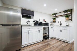 Private kitchen - Chic Studio in Prime Location! (Queens)