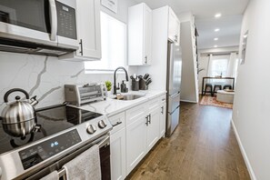 Geladeira, micro-ondas, fogão, cooktop