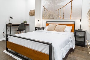 2 dormitorios, escritorio, tabla de planchar con plancha y cuna de viaje