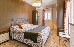 3 bedrooms, internet, bed sheets