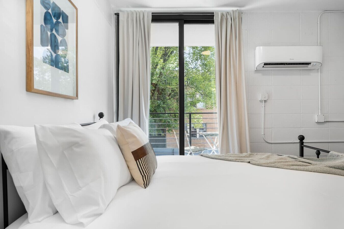 Desk, iron/ironing board, WiFi, bed sheets