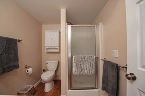 Luxury House | Bathroom - Engle Farmhouse 5BDR Vineyard Views (Williamsburg)