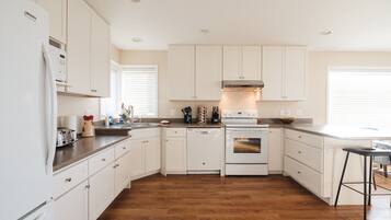 Luxury House | Dapur peribadi | Peti sejuk/penyejuk beku saiz penuh, ketuhar gelombang mikro, ketuhar