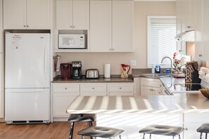 Private kitchen - Engle Farmhouse 5BDR Vineyard Views (Williamsburg)