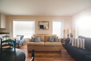 Living area - Engle Farmhouse 5BDR Vineyard Views (Williamsburg)