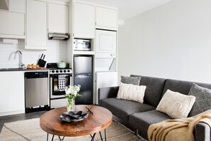 Interior - ~The Amelia~ Rooftop | Skyline | Cozy | Walkable (Atlanta)