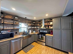 Fridge, microwave, oven, stovetop - Relax with the whole family or a group of friends at this peaceful mountain home (Beech Mountain)