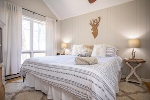 6 bedrooms, iron/ironing board, travel cot, free WiFi - Relax with the whole family or a group of friends at this peaceful mountain home (Beech Mountain)