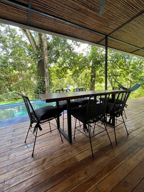 Outdoor dining - Beautiful house in the middle of the jungle, in the heart of Santa Teresa (Santa Teresa)