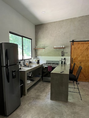 Ovn, brødrister, hurtigmikser og kjøkkenutstyr