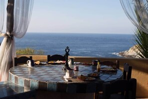 Outdoor dining - Casa Xcaanda Oceanfront with Pool (Puerto Angel)