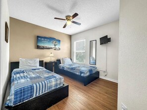 7 habitaciones, tabla de planchar con plancha, cuna de viaje y wifi 