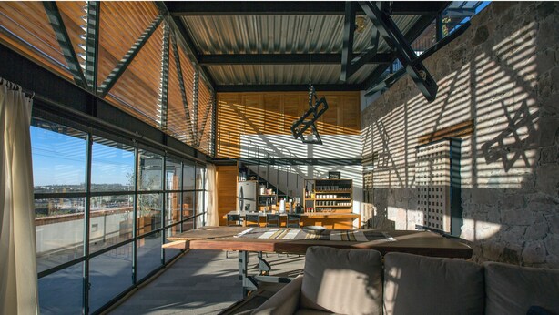 Un ambiente spazioso con ampie finestre, soffitto alto e design moderno.