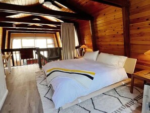 3 habitaciones, escritorio y tabla de planchar con plancha