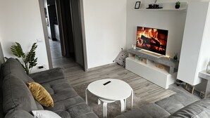 A modern living room with a grey sofa, a white coffee table, and a flat-screen TV mounted on a white wall. - Schön, Modern und Ruhige Lage. Nah am Zentrum Perfekt für 4. Parking, Netflix (Arona)