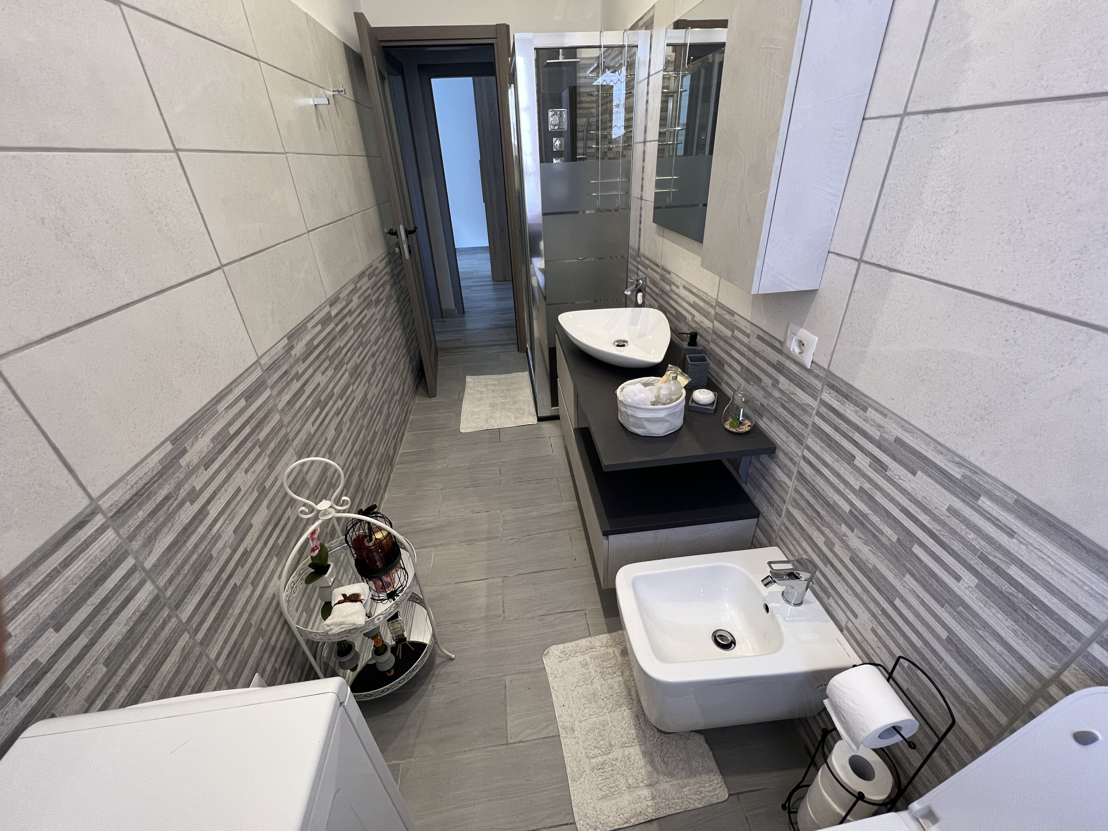 Bruser, hårtørrer, bidet, håndklæder