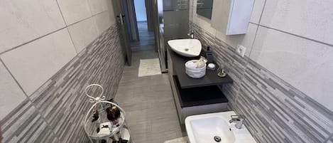 Een douche, een haardroger, een bidet, handdoeken