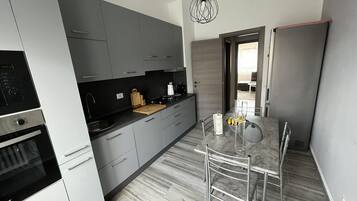 Frigorifero, microonde, forno, piano cottura