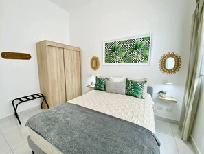 3 室のベッドルーム、WiFi (無料)、ベッドシーツ