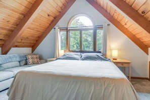 3 bedrooms, iron/ironing board, WiFi, bed sheets - Milton Hidden Gem w/ Pool, Hot Tub & Fireplace! (Milton)