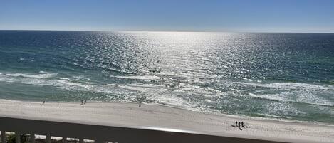 Na praia, espreguiçadeiras