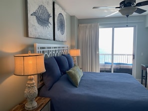 3 bedrooms, desk, iron/ironing board, free WiFi - Unit 904. Newly renovated. New furniture, floors, paint and new TV's. (Panama City Beach)