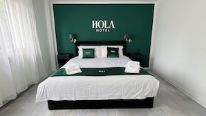 Hypo-allergenic bedding, desk, laptop workspace, free WiFi - Hola Hotel (Stuttgart)