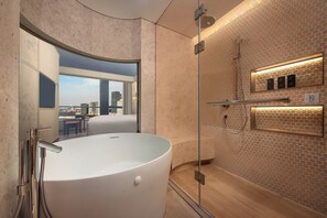 Suite, 1 kamar tidur | Kamar mandi | Bathtub dan shower terpisah dan shower pijat air