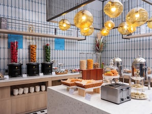 Breakfast served - Holiday Inn Express Shanghai Hongqiao Linkong by IHG (Shanghai)