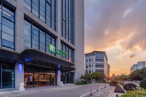 Property entrance - Holiday Inn Express Shanghai Hongqiao Linkong by IHG (Shanghai)