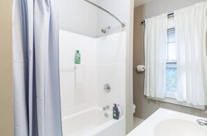 Amenidades de baño ecológicas, secadora de cabello, toallas, jabón 