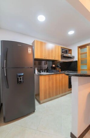 Refrigerador, microondas, horno y parrilla de estufa 