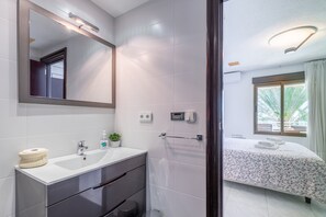 Suihku, hiustenkuivaaja, pyyhkeet