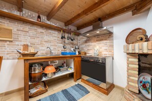 Kjøleskap, ovn, kokeplater og kaffetrakter/tekoker