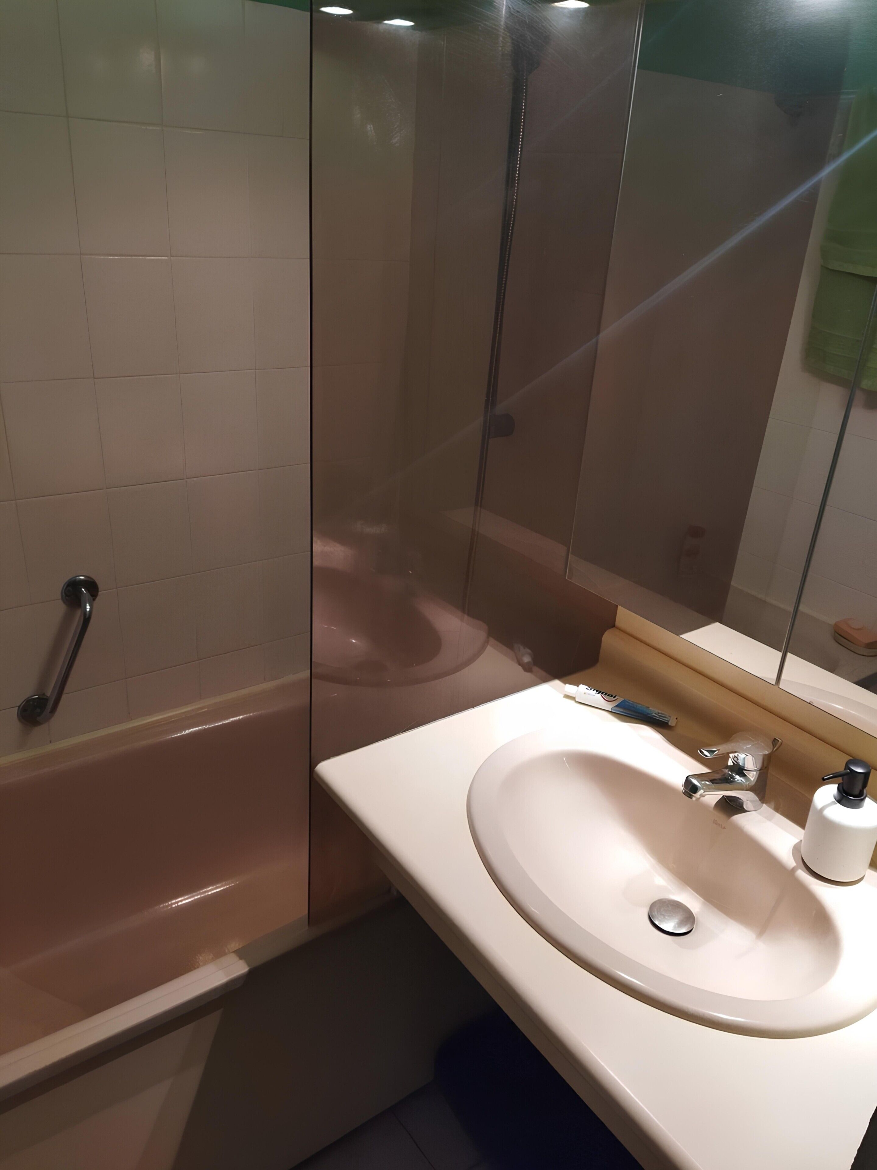 Ducha, secador de pelo y toallas