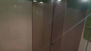 Ducha, secador de pelo y toallas