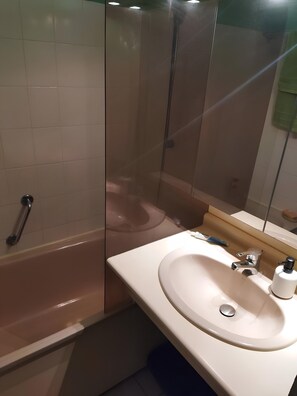 Dusj, hårføner og håndklær